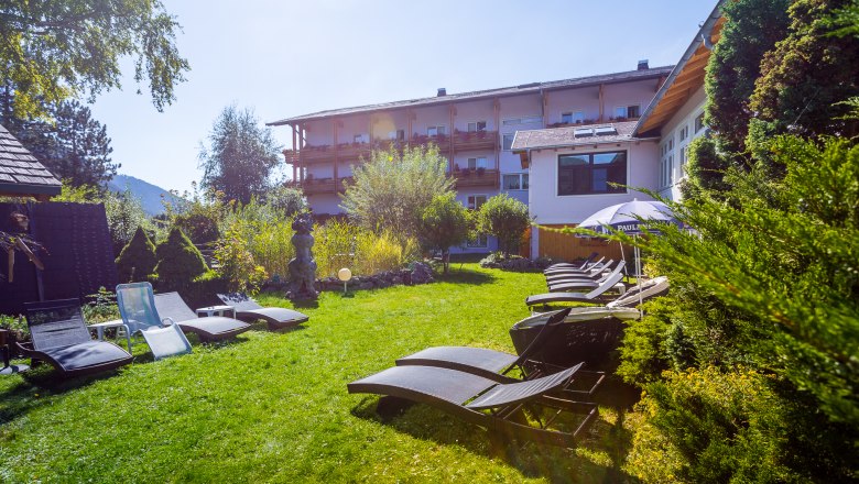 Garden, © Wiener Alpen / Christian Kremsl Garden with loungers in front of the pink house
