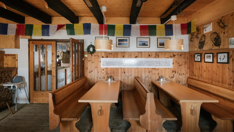 Fischerhütte, Schneeberg, Hütte, Schneebergland, Wiener Alpen in Niederösterreich, © Wiener Alpen/Sophie Menegaldo Gemütliche Gaststube der Fischerhütte am Schneeberg mit Holztischen, Bänken und traditioneller Einrichtung