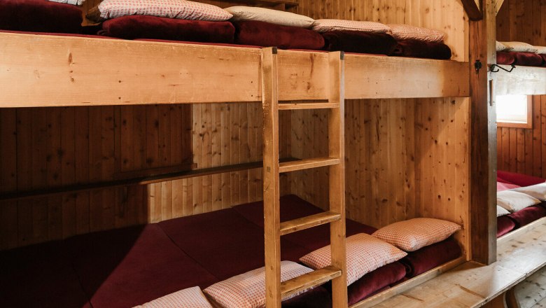 Fischerhütte, Schneeberg, Hütte, Schneebergland, Wiener Alpen in Niederösterreich, © Wiener Alpen/Sophie Menegaldo Schlaflager in der Fischerhütte am Schneeberg mit einfachen Stockbetten aus Holz