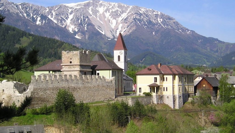 Burgruine Puchberg, © Tourismusbuero Puchberg Burgruine Puchberg mit schneebedecktem Berg im Hintergrund.