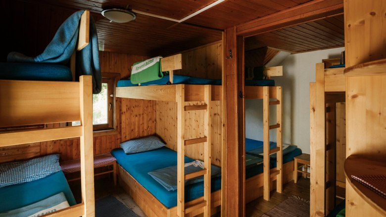 Edelweißhütte, Schneeberg, Hütte, Schneebergland, Wiener Alpen in Niederösterreich, © Wiener Alpen/Sophie Menegaldo Mehrbettzimmer mit Stockbetten aus Holz in der Edelweißhütte am Schneeberg
