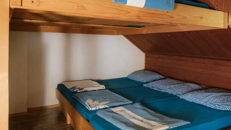Edelweißhütte, Schneeberg, Hütte, Schneebergland, Wiener Alpen in Niederösterreich, © Wiener Alpen/Sophie Menegaldo Stockbetten mit Decken und Kissen in der Edelweißhütte am Schneeberg
