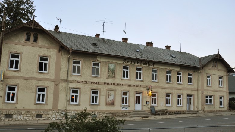 Gasthof Krumböckhof, © Claudia Alber Historisches Gebäude mit der Aufschrift 'Krumböckhof' und 'Gasthof Pichler-Alber'.