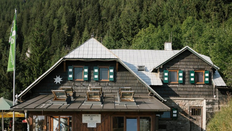 Edelweißhütte, Schneeberg, Hütte, Schneebergland, Wiener Alpen in Niederösterreich, © Wiener Alpen/Sophie Menegaldo Außenansicht der Edelweißhütte am Schneeberg mit Felsmassiv im Hintergrund