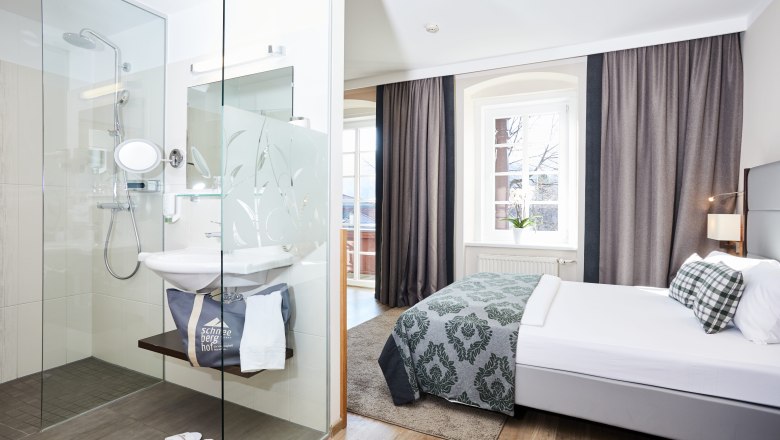 Double room Hotel Schneeberghof, © Hotel Schneeberghof Modern hotel room with double bed and glass shower.