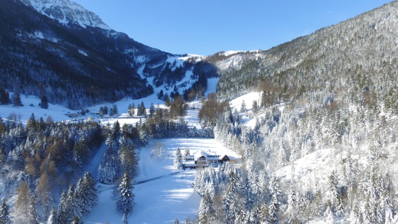 Gschaiderhof Winter, © Marianne Gschaider Winter landscape with snow-covered mountains and a farm in the valley.