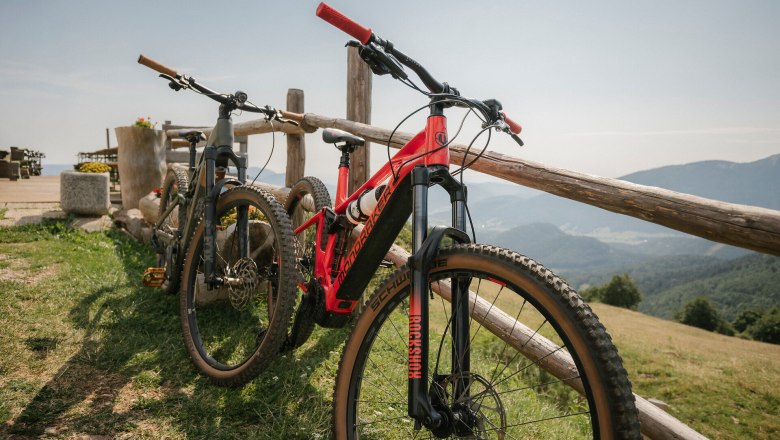Almreserlhaus, Schneeberg, Hütte, Schneebergland, Wiener Alpen in Niederösterreich, © Wiener Alpen/Sophie Menegaldo Mountainbikes an einem Holzzaun mit Panoramablick beim Almreserlhaus am Schneeberg