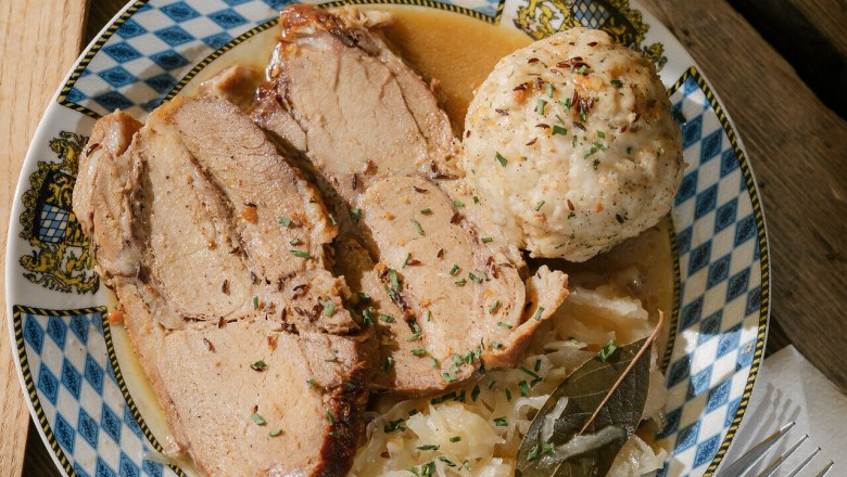 Edelweißhütte, Schneeberg, Hütte, Schneebergland, Wiener Alpen in Niederösterreich, © Wiener Alpen/Sophie Menegaldo Schweinsbraten mit Sauerkraut und Semmelknödel auf einem Teller in der Edelweißhütte am Schneeberg