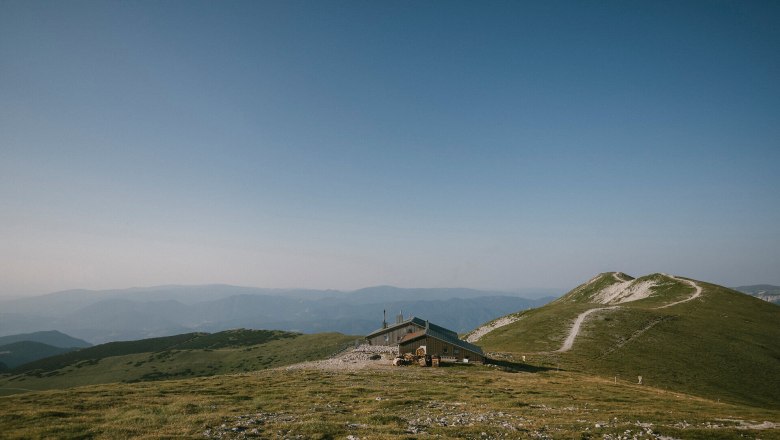 Fischerhütte, Schneeberg, Hütte, Schneebergland, Wiener Alpen in Niederösterreich, © Wiener Alpen/Sophie Menegaldo Fischerhütte am Schneeberg inmitten der weitläufigen alpinen Berglandschaft