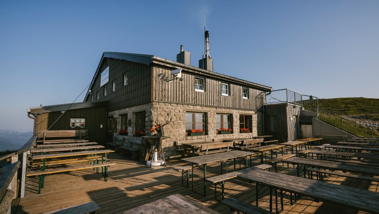 Fischerhütte, Schneeberg, Hütte, Schneebergland, Wiener Alpen in Niederösterreich, © Wiener Alpen/Sophie Menegaldo Fischerhütte am Schneeberg mit großer Sonnenterrasse und zahlreichen Sitzbänken