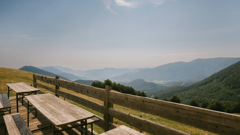 Almreserlhaus, Schneeberg, Hütte, Schneebergland, Wiener Alpen in Niederösterreich, © Wiener Alpen/Sophie Menegaldo Sitzbänke mit Panoramablick auf die Berglandschaft beim Almreserlhaus am Schneeberg