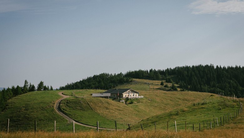 Almreserlhaus, Schneeberg, Hütte, Schneebergland, Wiener Alpen in Niederösterreich, © Wiener Alpen/Sophie Menegaldo Panoramablick auf das Almreserlhaus am Schneeberg inmitten sanfter Hügel