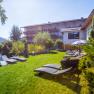 Garden, © Wiener Alpen / Christian Kremsl Garden with loungers in front of the pink house