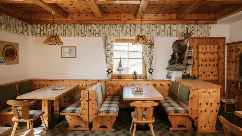 Almreserlhaus, Schneeberg, Hütte, Schneebergland, Wiener Alpen in Niederösterreich, © Wiener Alpen/Sophie Menegaldo Gemütliche Sitzecke mit Holzvertäfelung im Almreserlhaus am Schneeberg