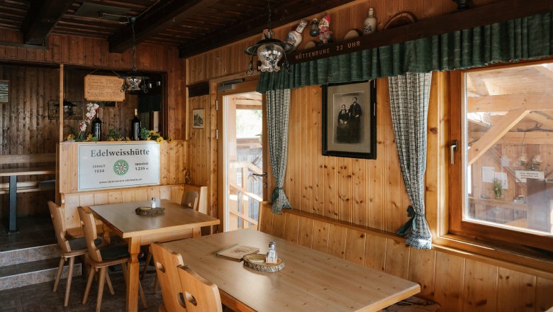 Edelweißhütte, Schneeberg, Hütte, Schneebergland, Wiener Alpen in Niederösterreich, © Wiener Alpen/Sophie Menegaldo Rustikaler Gastraum mit Holztischen in der Edelweißhütte am Schneeberg