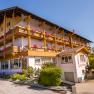 Wellness Hotel Paradiesquelle, © Wiener Alpen / Christian Kremsl Paradise spring pink house view with wooden balconies