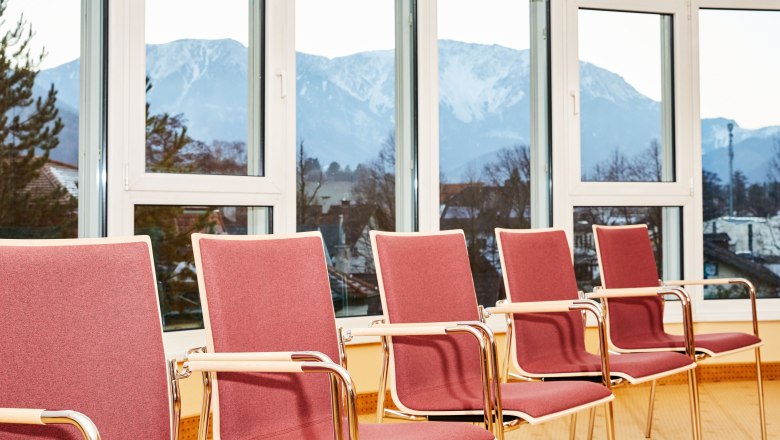 Seminar room Hotel Schneeberghof, © Hotel Schneeberghof Seminar room with red chairs and mountain views through large windows.