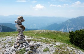 Ausblick  vom Schneebert mit Steinskulptur im Vordergrund