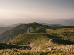 Abendliche Berglandschaft am Schneeberg mit sanften H&ouml;henz&uuml;gen und weitem Blick ins Tal