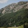 Die Edelwei&szlig;h&uuml;tte am Schneeberg eingebettet zwischen Wald und Felsmassiv