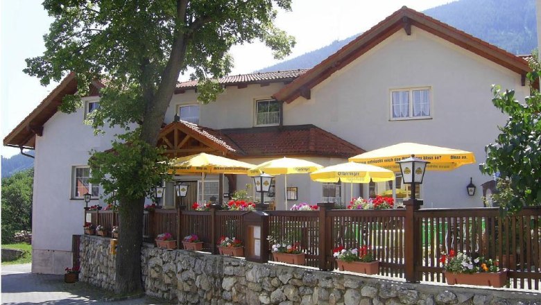 Inn with terrace and yellow parasols.