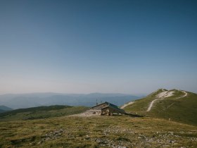 Fischerh&uuml;tte am Schneeberg inmitten der weitl&auml;ufigen alpinen Berglandschaft