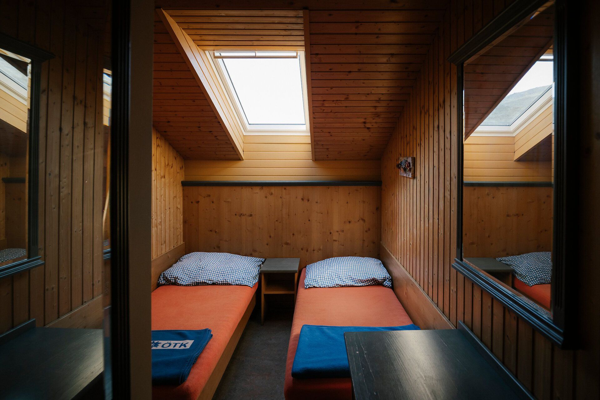 Zweibettzimmer mit Dachfenster und Holzverkleidung im Damböckhaus am Schneeberg