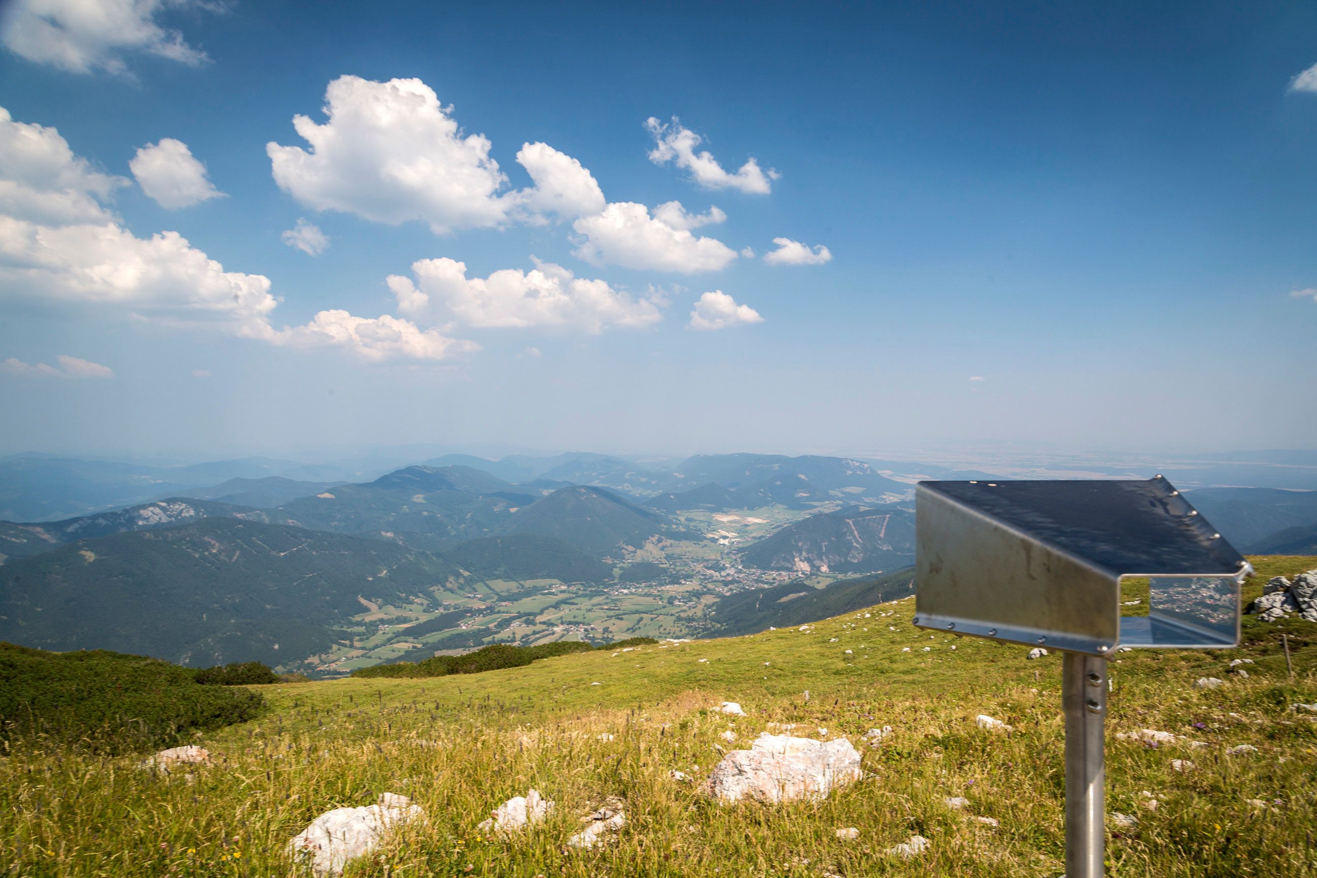 Aussicht vom Schneeberg mit Fernrohr und Berglandschaft.