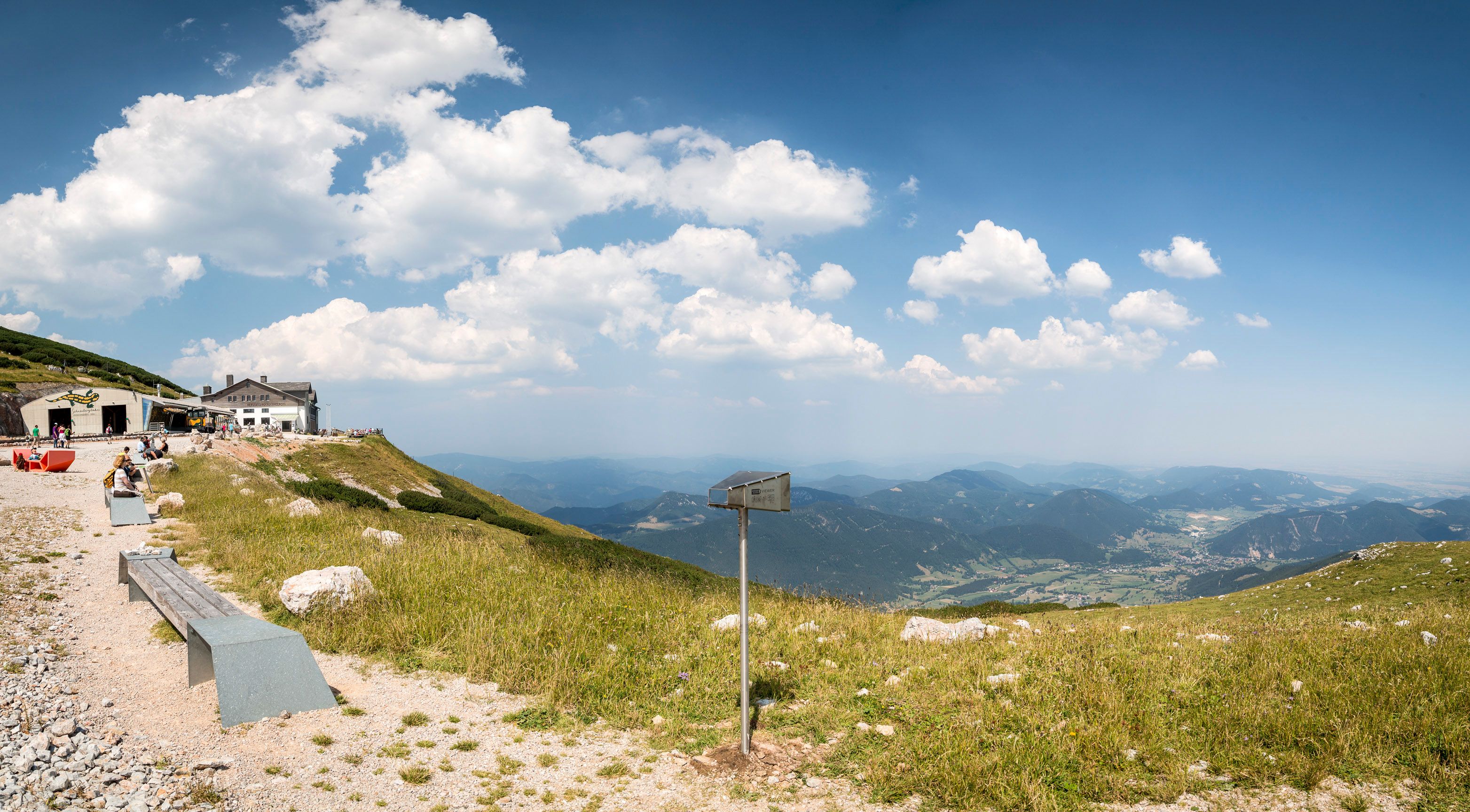 Aussicht vom Schneeberg mit Berglandschaft und Hütte.