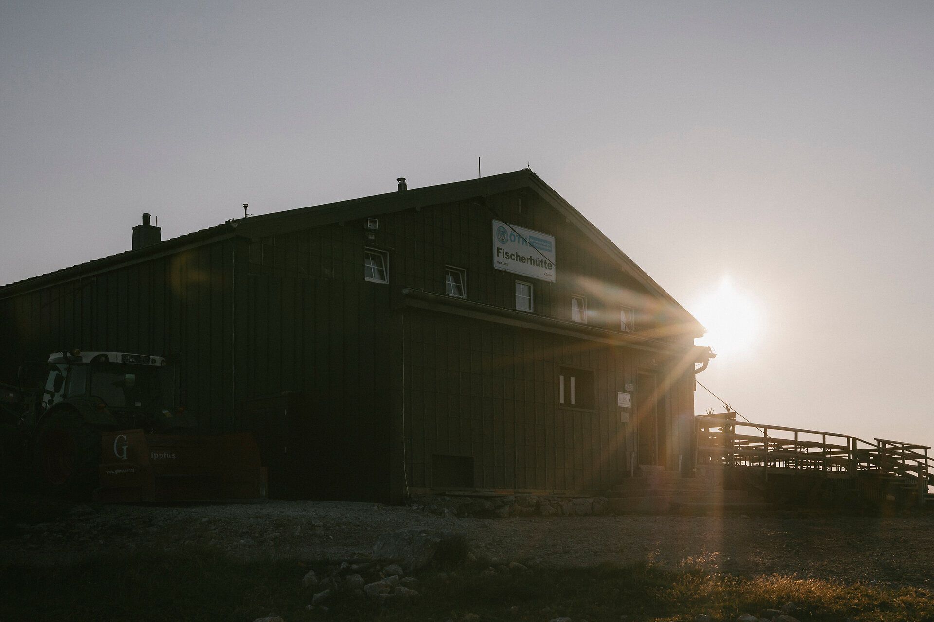 Fischerhütte am Schneeberg im warmen Licht der tief stehenden Sonne