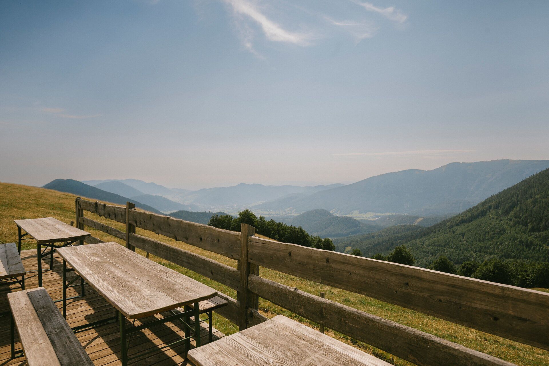 Sitzbänke mit Panoramablick auf die Berglandschaft beim Almreserlhaus am Schneeberg