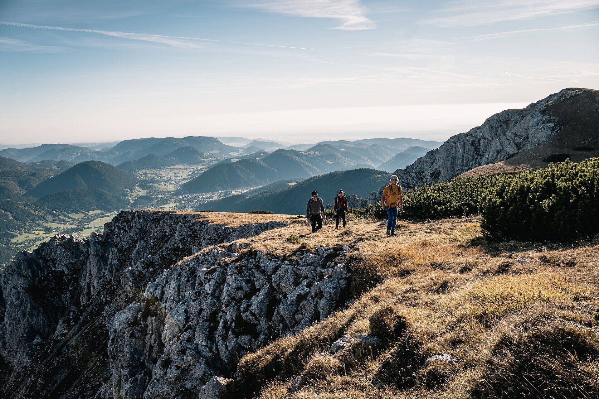 Wandergruppe am Schneeberg in der Region Schneebergland in den Wiener Alpen mit Blick auf die umliegende Berglandschaft.