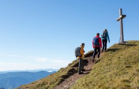 Bergsteiger am Weg zum Gipfelkreuz, © NÖVOG/Zwickl