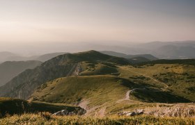 Abendliche Berglandschaft am Schneeberg mit sanften H&ouml;henz&uuml;gen und weitem Blick ins Tal