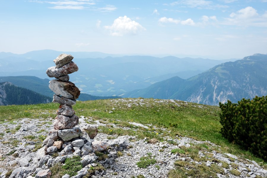 Ausblick  vom Schneebert mit Steinskulptur im Vordergrund