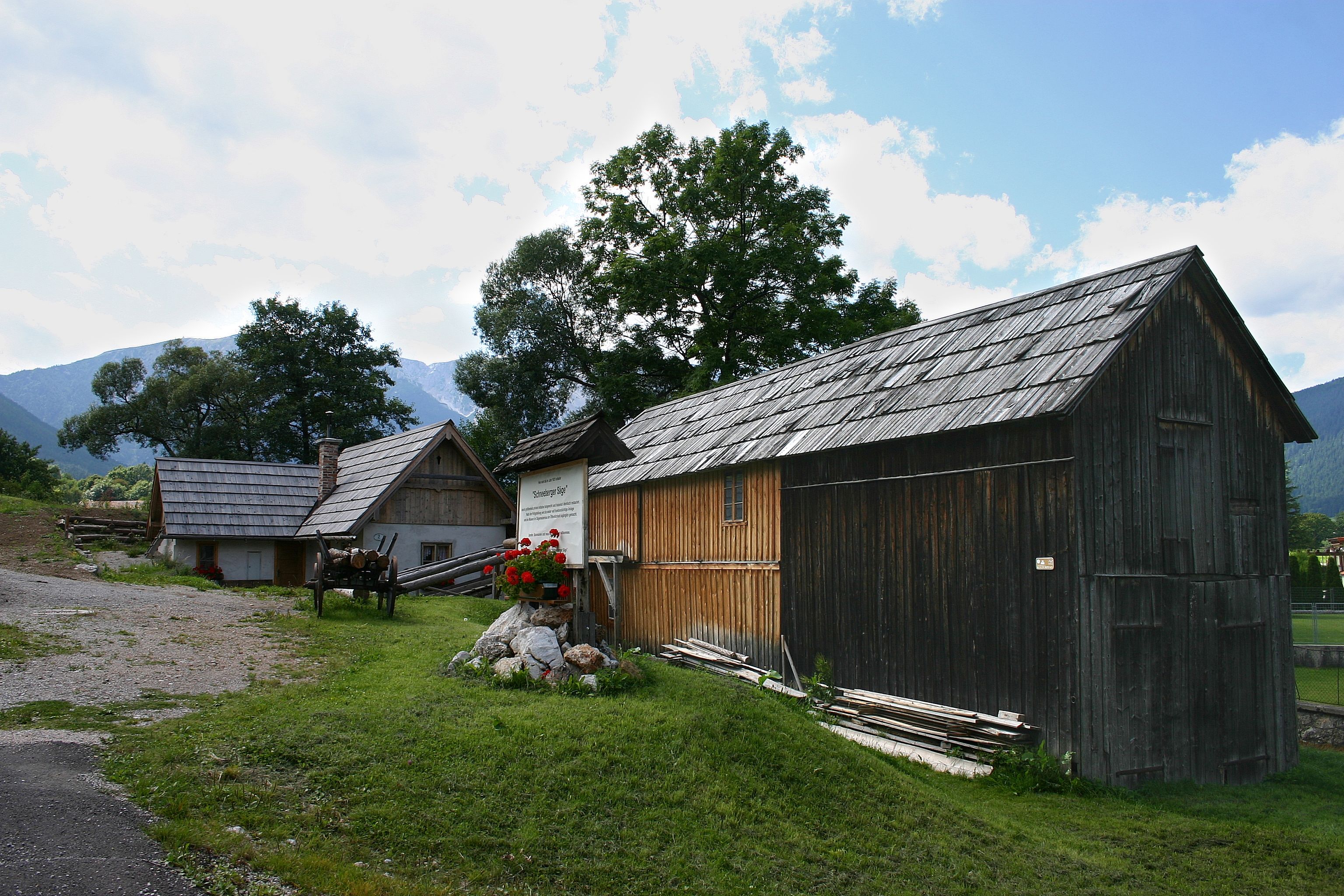 Traditionelle Holzgebäude mit Bergen im Hintergrund.
