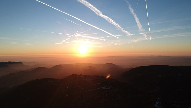 Sonnenaufgang hinter den Bergen