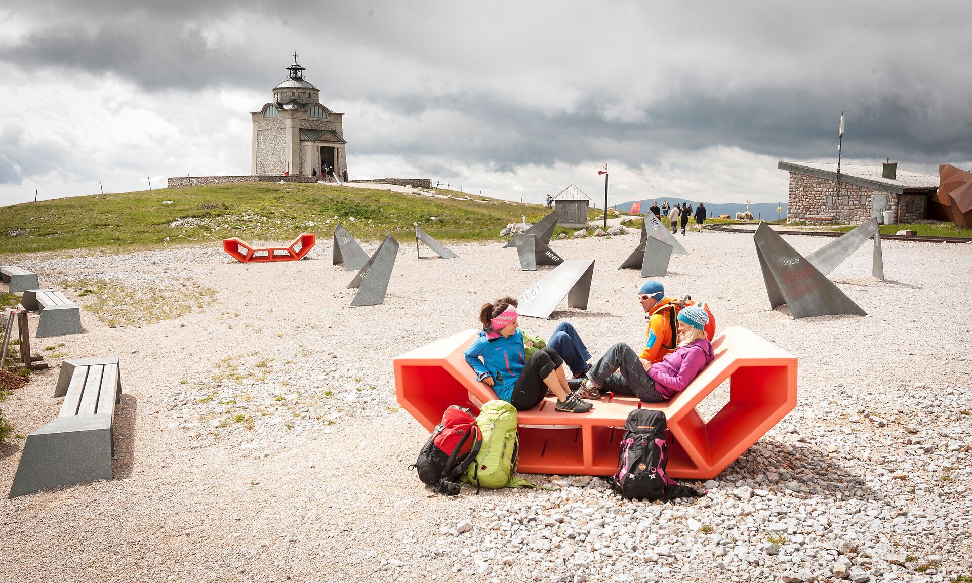 Inmitten der beeindruckenden Kulisse der Wiener Alpen entspannen Wanderer auf einer modernen Sitzgelegenheit, umgeben von schroffen Felsen und sanften Hügeln. Die frische Bergluft und die malerische Aussicht laden dazu ein, die Seele baumeln zu lassen und die Schönheit der Natur zu genießen.