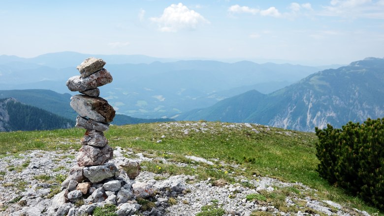 Ausblick  vom Schneebert mit Steinskulptur im Vordergrund