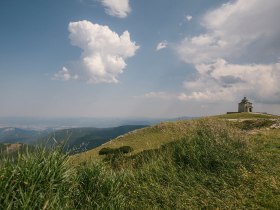 Gipfelkapelle mit Weitblick &uuml;ber die Berglandschaft beim Berghaus Hochschneeberg