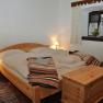 Gem&uuml;tliches Schlafzimmer mit Holzm&ouml;beln und Doppelbett.