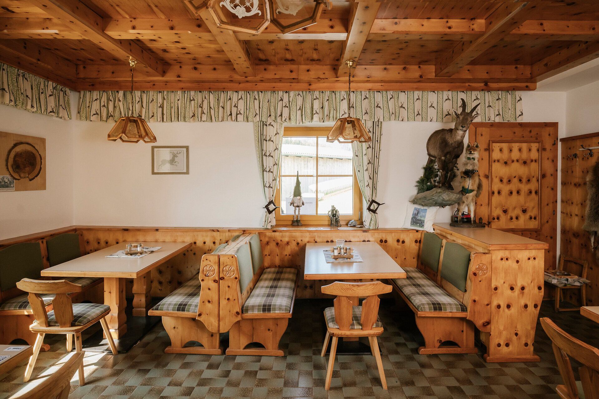 Gemütliche Sitzecke mit Holzvertäfelung im Almreserlhaus am Schneeberg