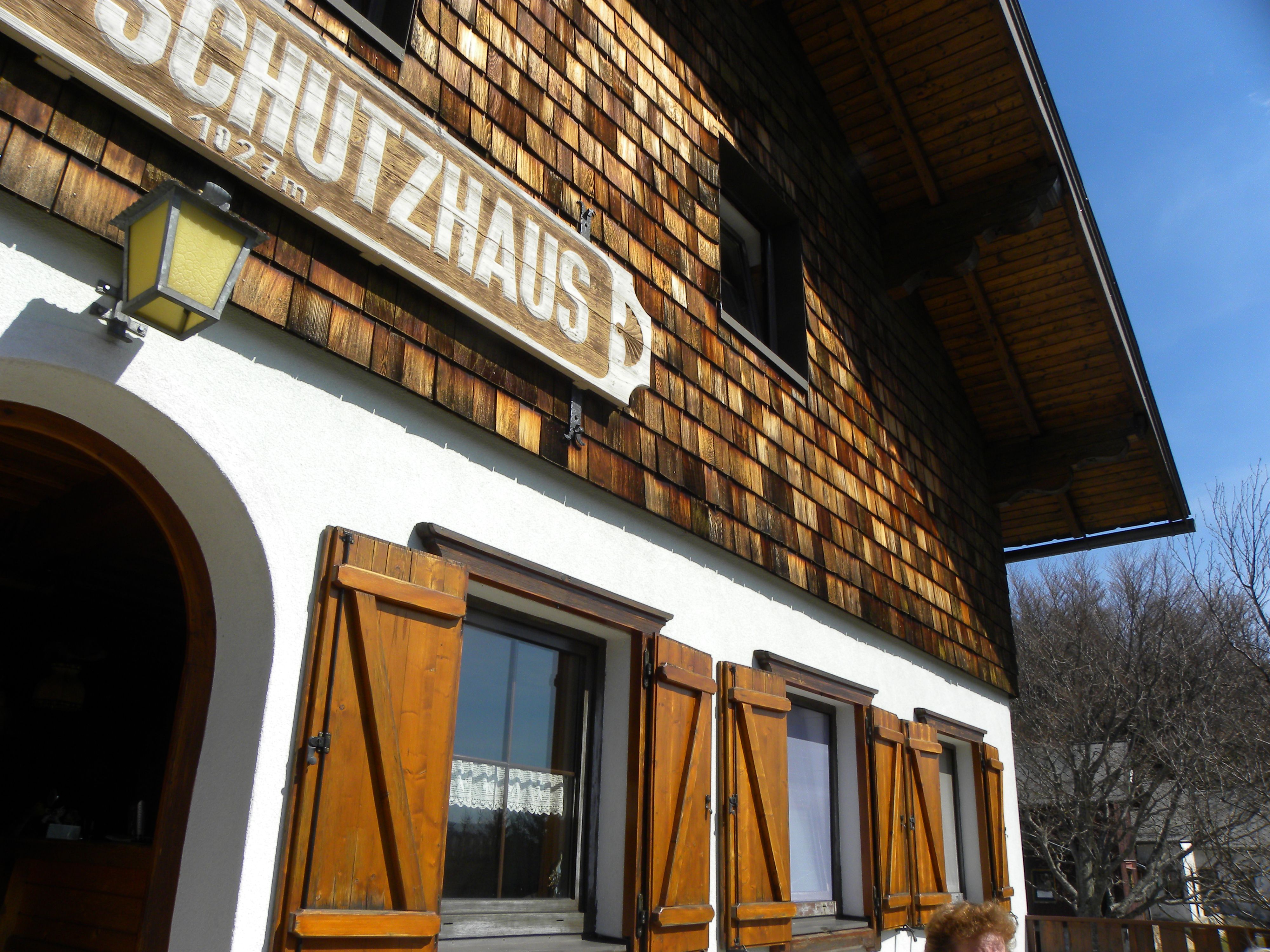 Hütte Aussenansicht mit Holzflügel Fenstern