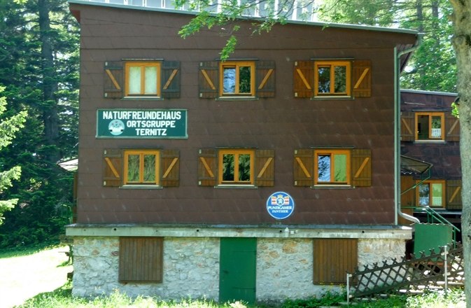 H&aacute;romszintes &eacute;p&uuml;let, fa ny&iacute;l&aacute;sz&aacute;r&oacute;kkal &eacute;s a Naturfreunde Ternitz felirattal.