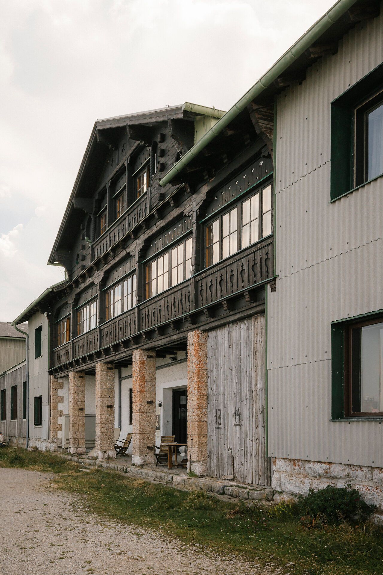 Historische Fassade mit Holzbalkon des Berghauses Hochschneeberg