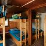 Mehrbettzimmer mit Stockbetten aus Holz in der Edelwei&szlig;h&uuml;tte am Schneeberg