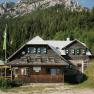 Au&szlig;enansicht der Edelwei&szlig;h&uuml;tte am Schneeberg mit Felsmassiv im Hintergrund