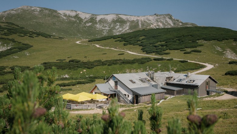 Panoramablick auf das Damb&ouml;ckhaus am Schneeberg mit umliegender Berglandschaft