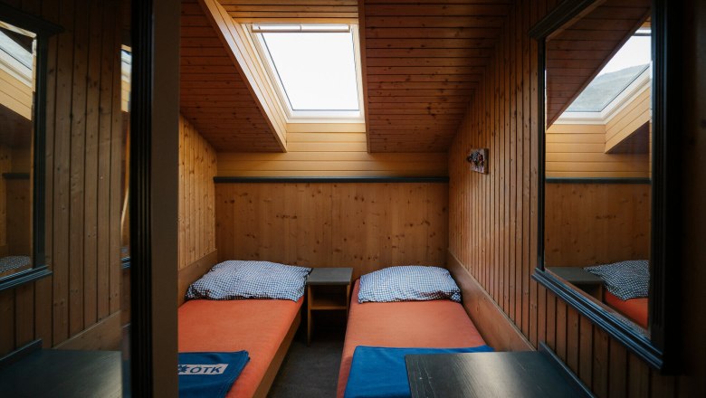 Zweibettzimmer mit Dachfenster und Holzverkleidung im Damb&ouml;ckhaus am Schneeberg
