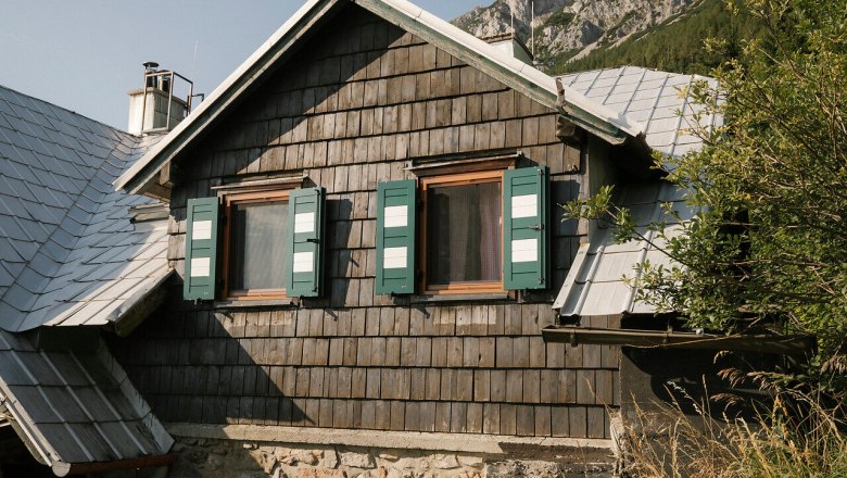 Edelweißhütte, Schneeberg, Hütte, Schneebergland, Wiener Alpen in Niederösterreich, © Wiener Alpen/Sophie Menegaldo Außenansicht der Edelweißhütte am Schneeberg mit Schindelfassade und grünen Fensterläden